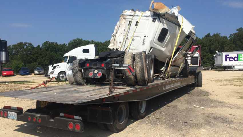 Photo Gallery 19 hauling a crashed semi.